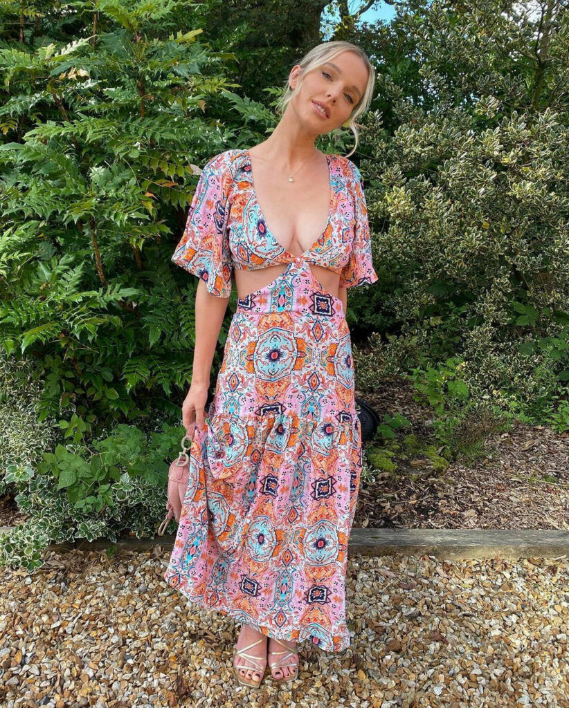 Helen Flanagan Feet (8 images)