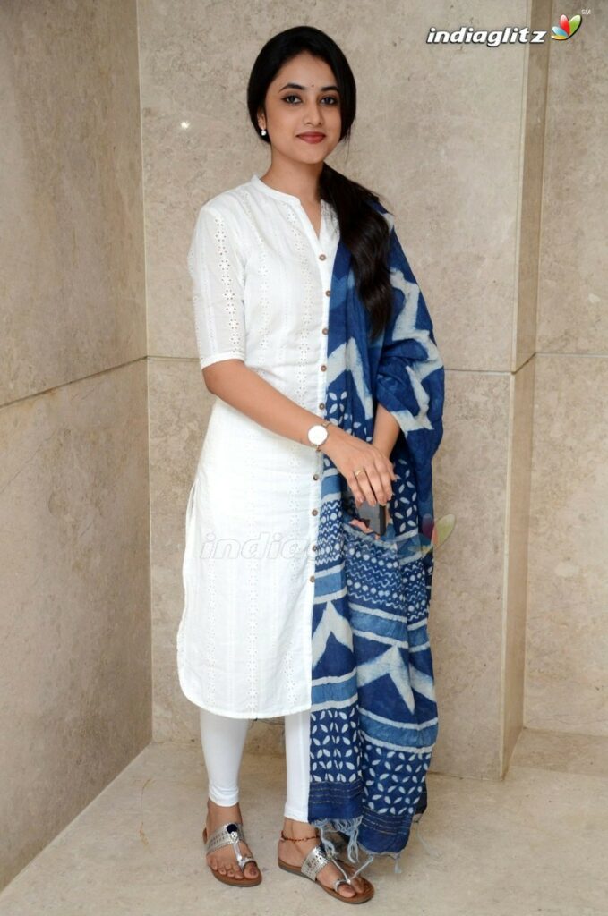 Priyanka Arulmohan Feet (4 photos)