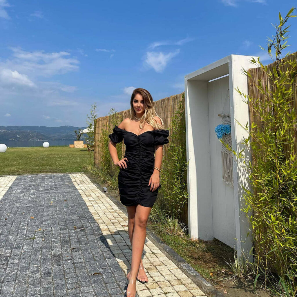 Aleyna Dalveren Feet (6 images)
