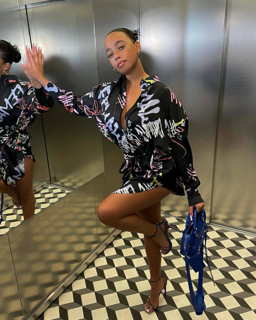 Lauren Bowry Feet (6 images)