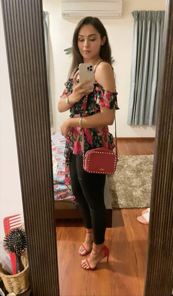 Meenakshi Raveendran Feet (2 pics)