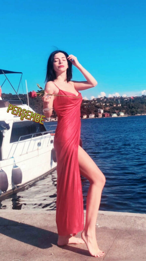 Merve Bolugur Feet (6 pictures)