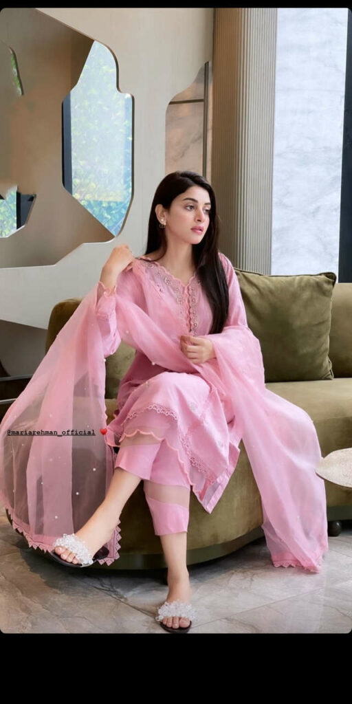 Anmol Baloch Feet (9 images)