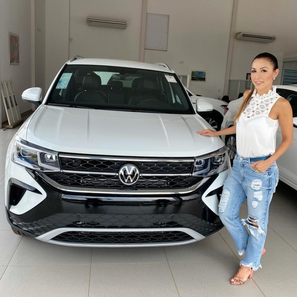Viviane Reis Feet (2 photos)