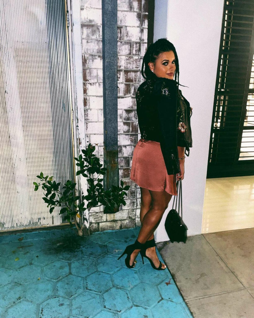 Joy Taylor Feet (3 images)
