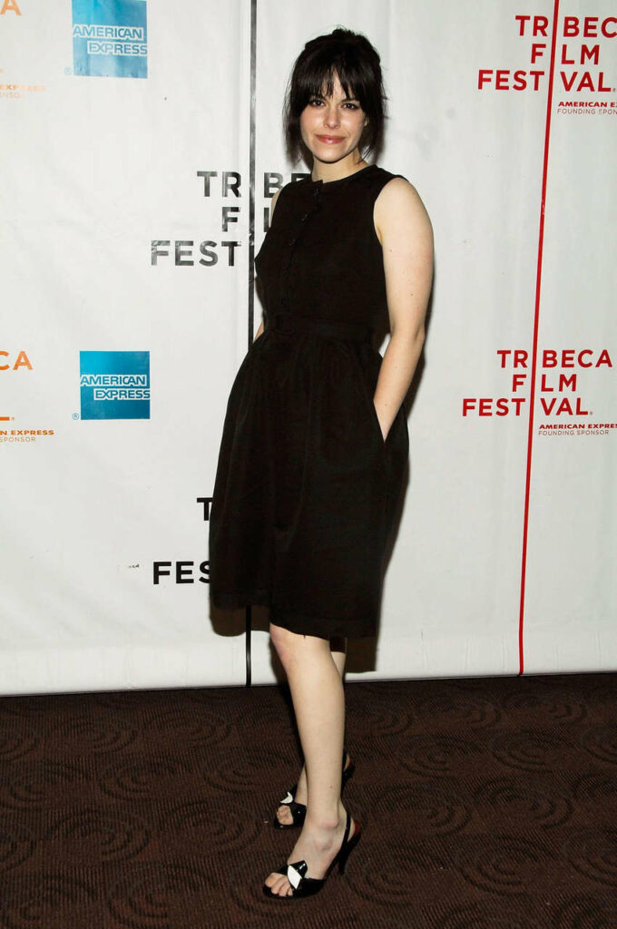 Emily Hampshire Feet (7 photos)