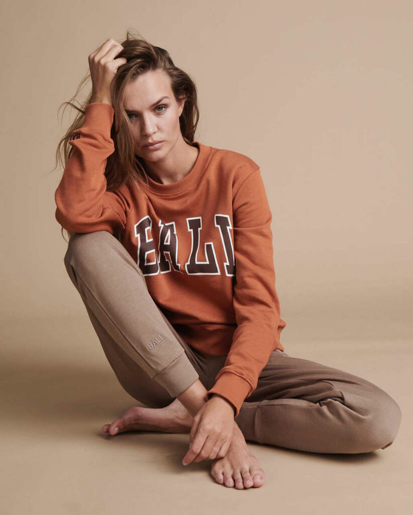 Josephine Skriver Feet (5 images)