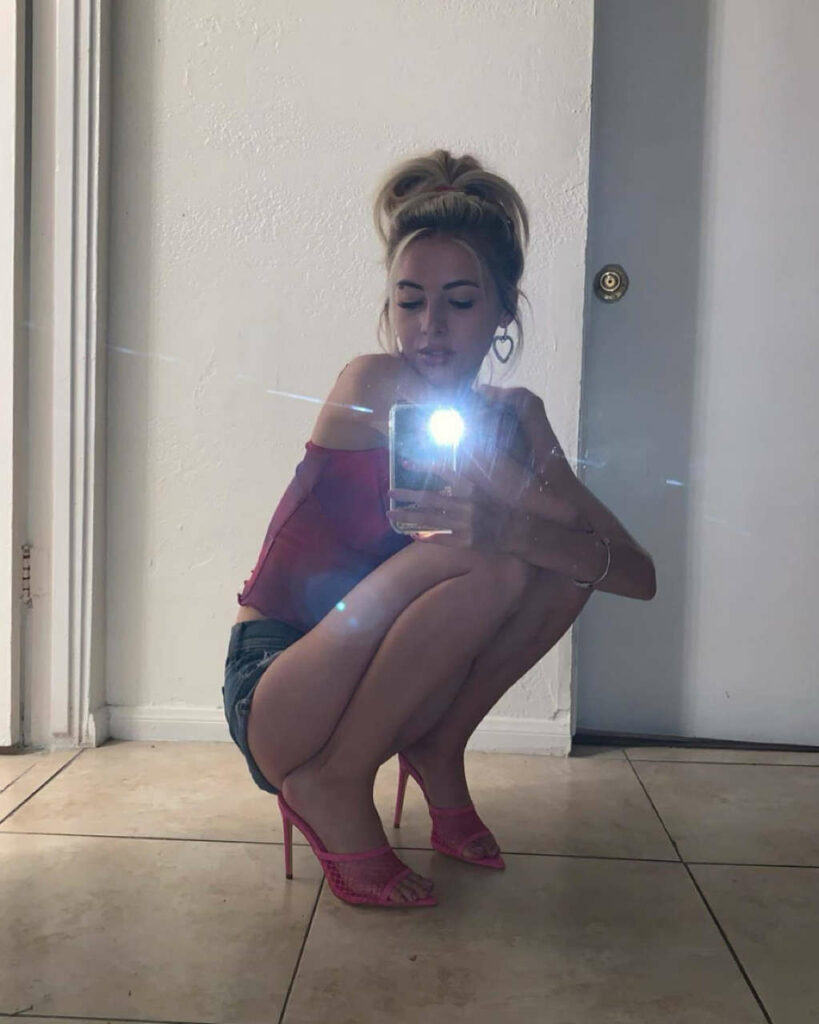 Gigi Gustin Feet (5 photos)