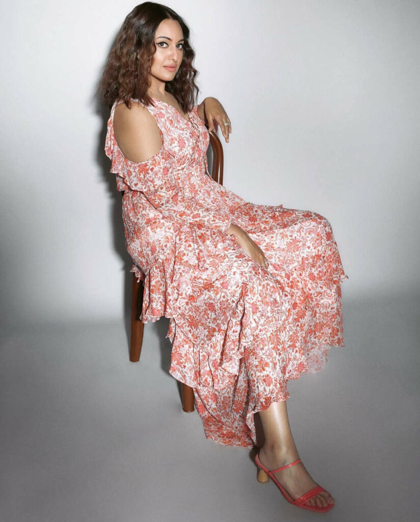 Sonakshi Sinha Feet (4 images)