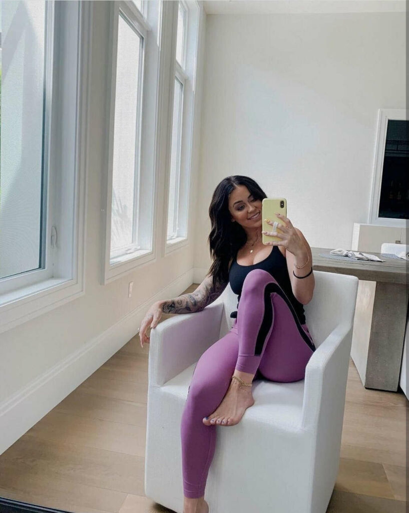 Katy Hearn Feet (3 photos)