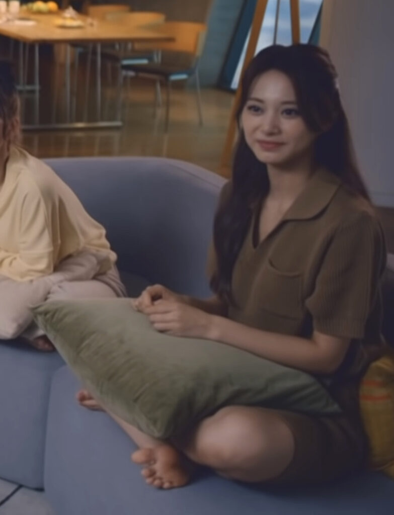 Tzu Yu Chou Feet (2 images)