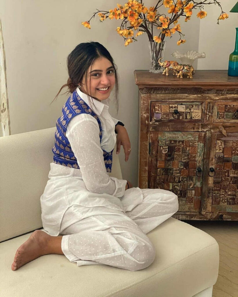 Niti Taylor Feet (3 photos)