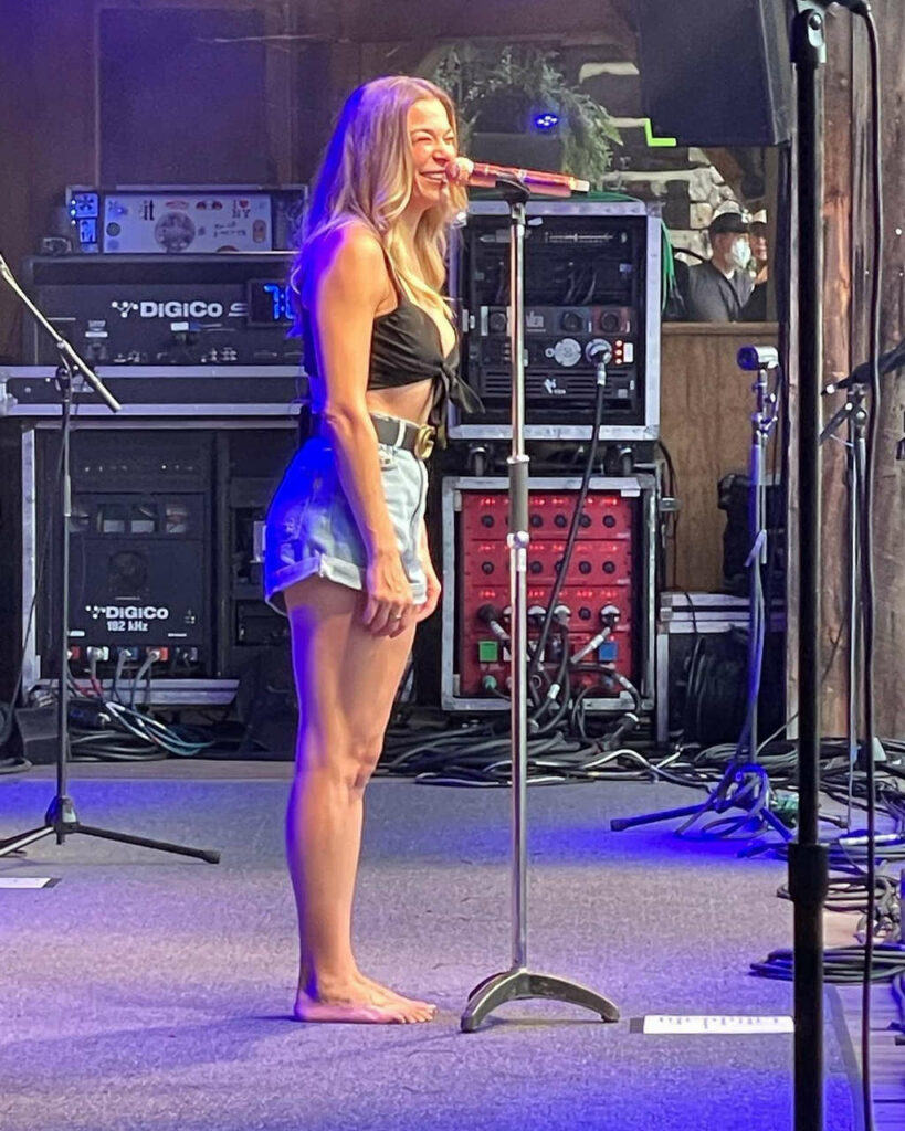 Leann Rimes Feet (2 photos)