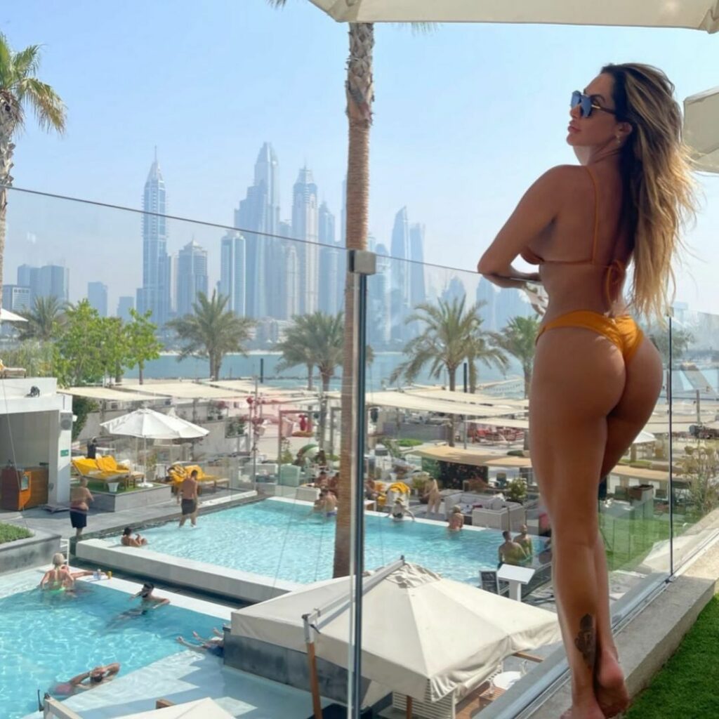 Aline Rodrigues Feet (3 photos)