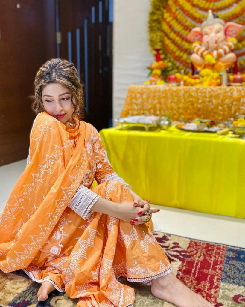 Sonarika Bhadoria Feet (2 photos)
