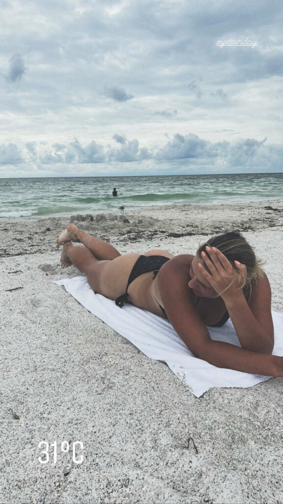 Marta Kostyuk Feet (2 photos)