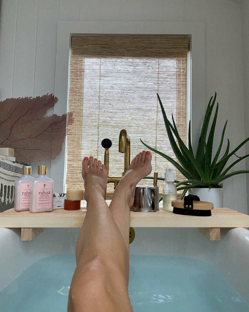 Naomi Watts Feet (2 images)