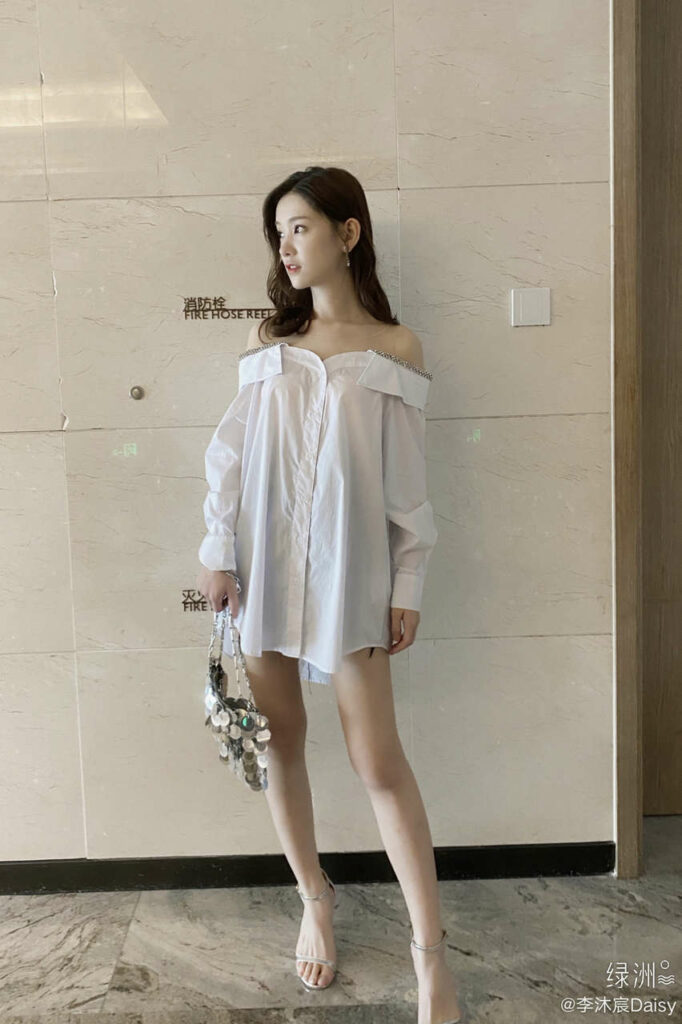 Daisy Li Feet (3 pictures)