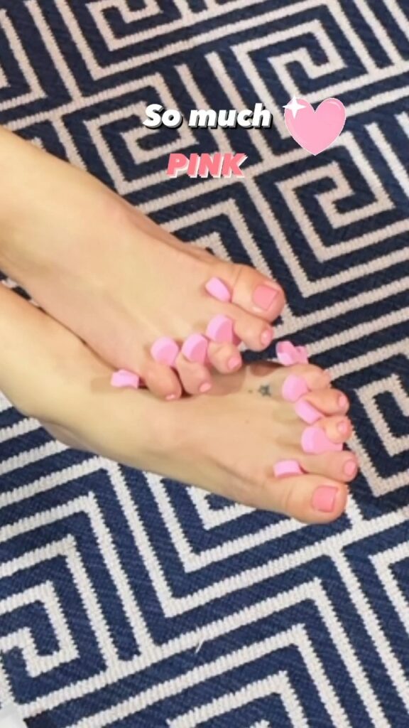 Kate Hudson Feet (2 pictures)