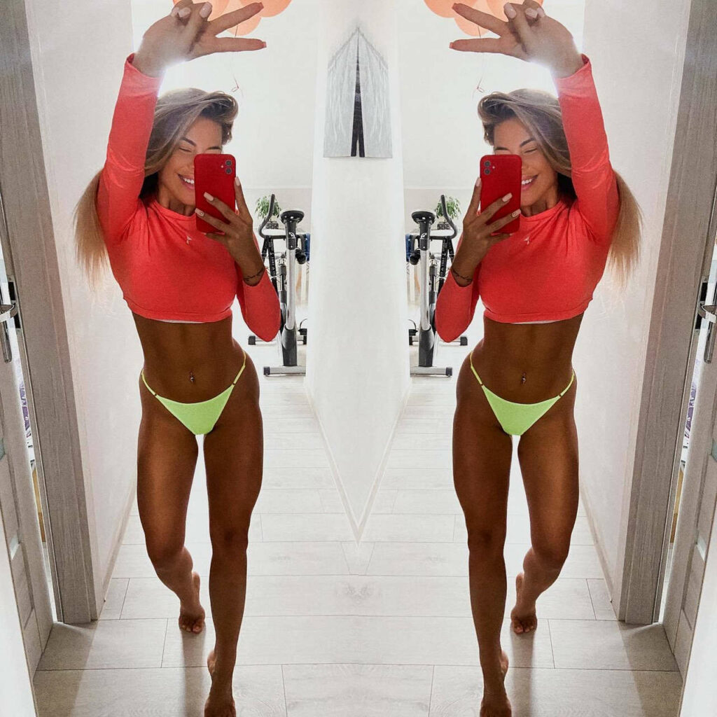 Patrycja Zwolinska Feet (2 images)