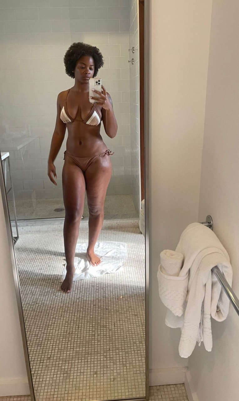 Ari Lennox Feet