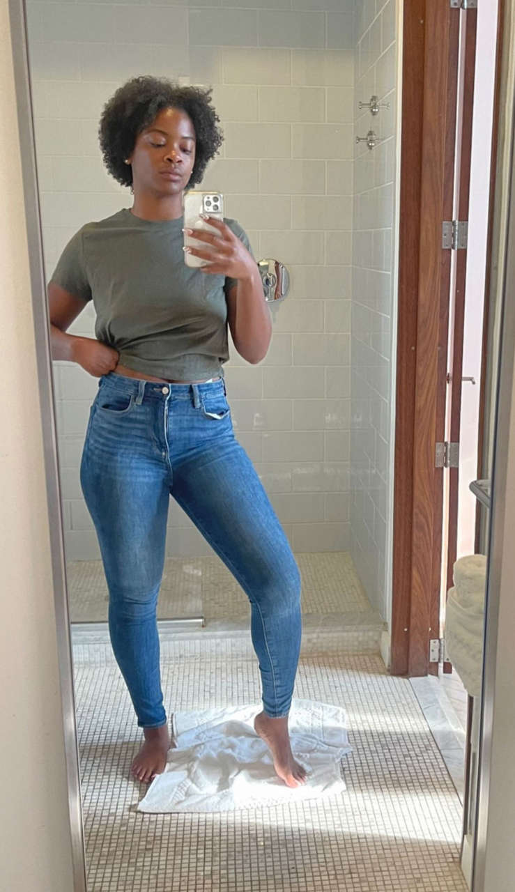 Ari Lennox Feet