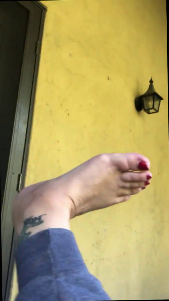 Christina Applegate Feet (2 photos)