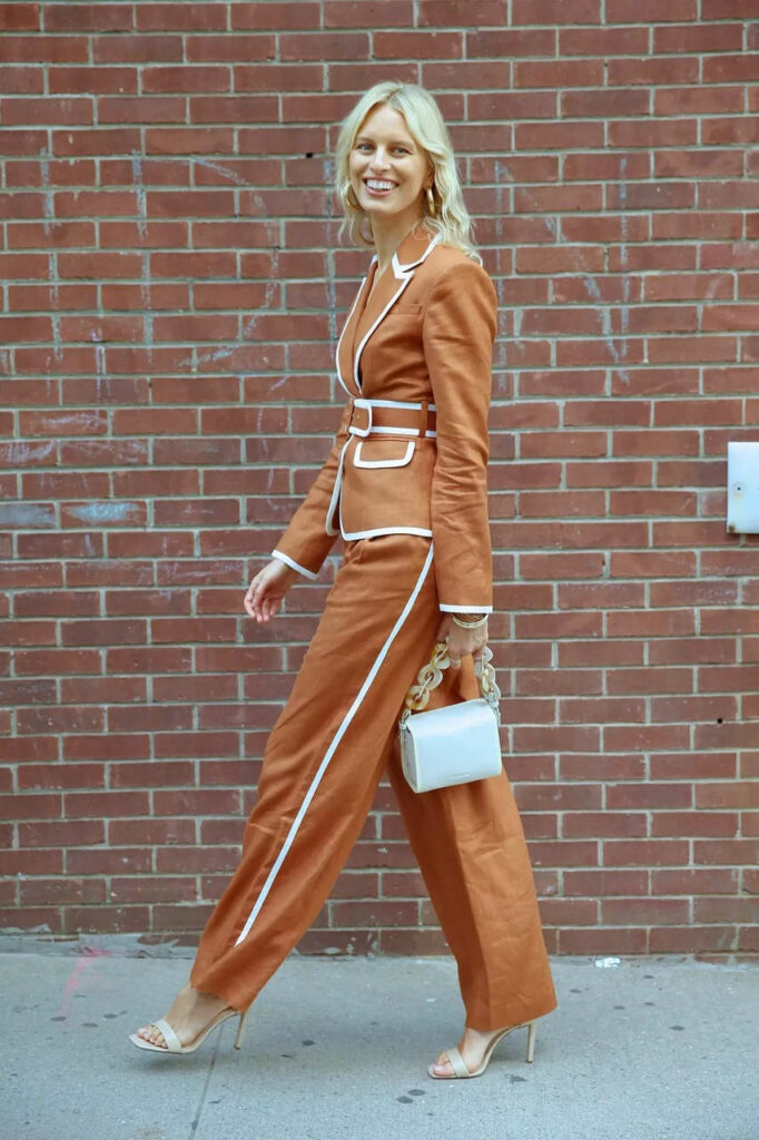 Karolina Kurkova Feet (2 photos)