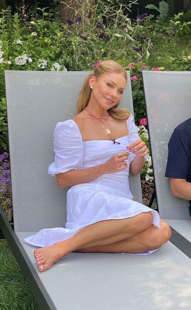 Kelly Ripa Feet (2 photos)