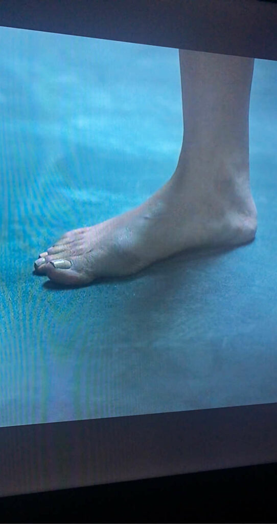 Freida Pinto Feet (5 images)