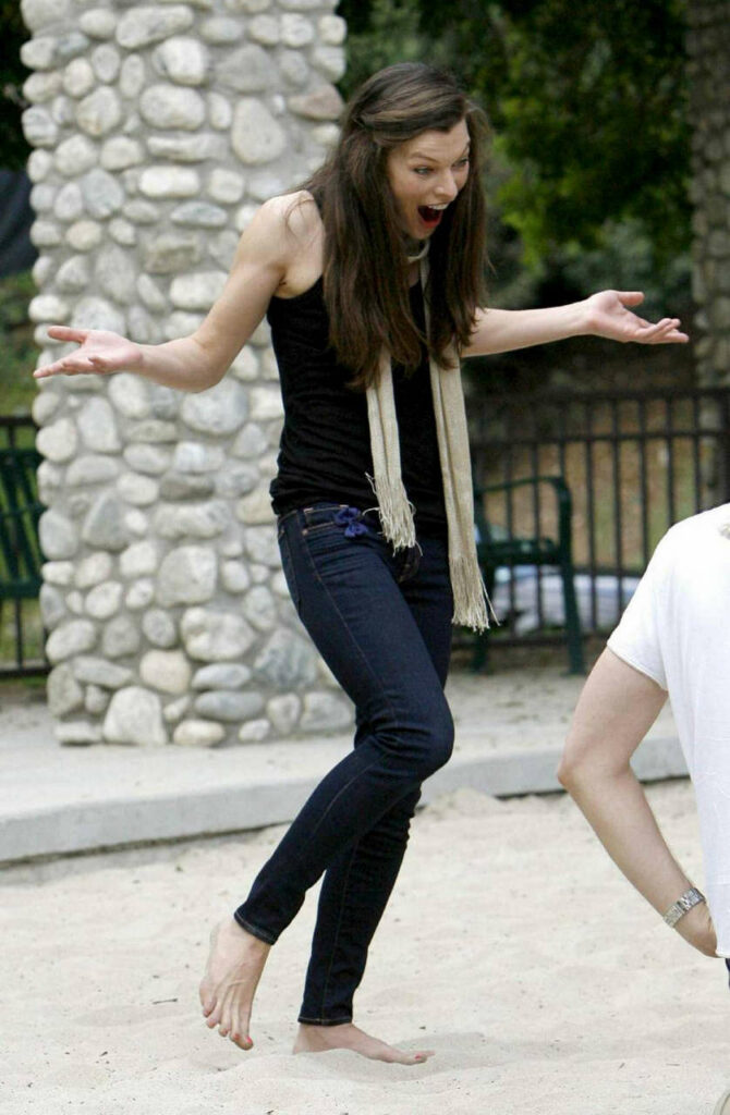 Milla Jovovich Feet (2 pictures)