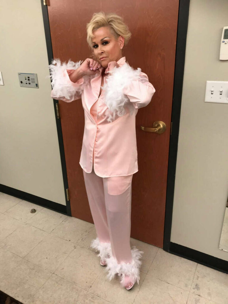 Lorrie Morgan Feet (2 photos)