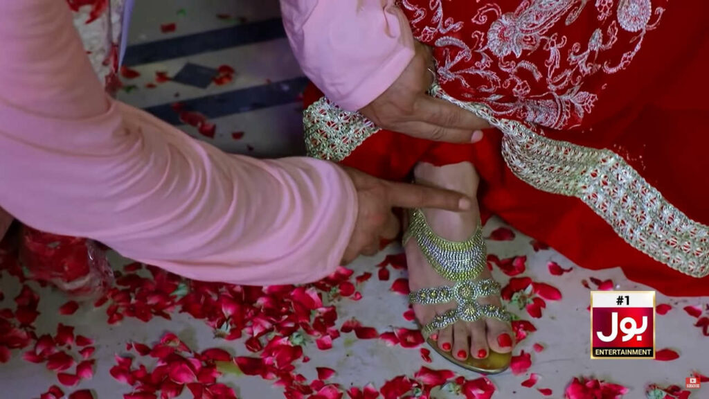 Nahid Shabbir Feet (2 photos)