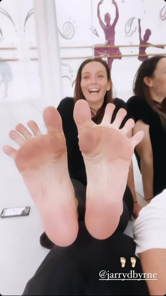 Ricki Lee Coulter Feet (4 photos)