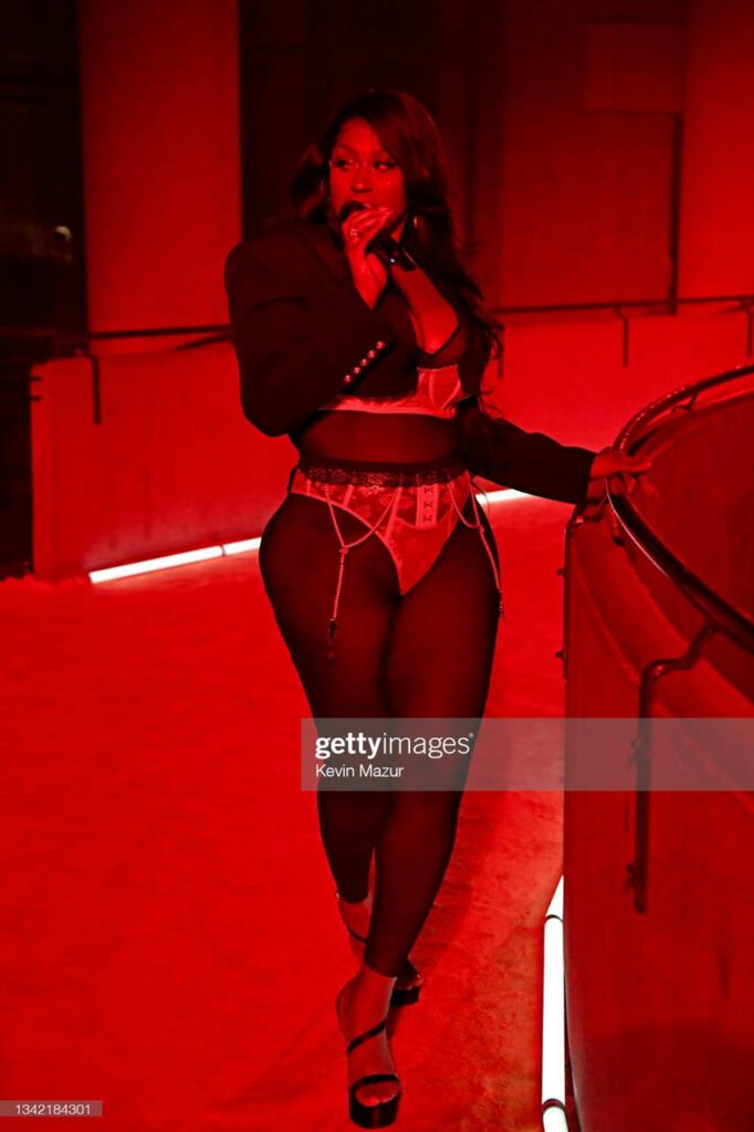 Jazmine Sullivan Feet (2 photos)