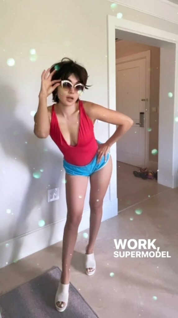 Daniella Pineda Feet (2 pictures)