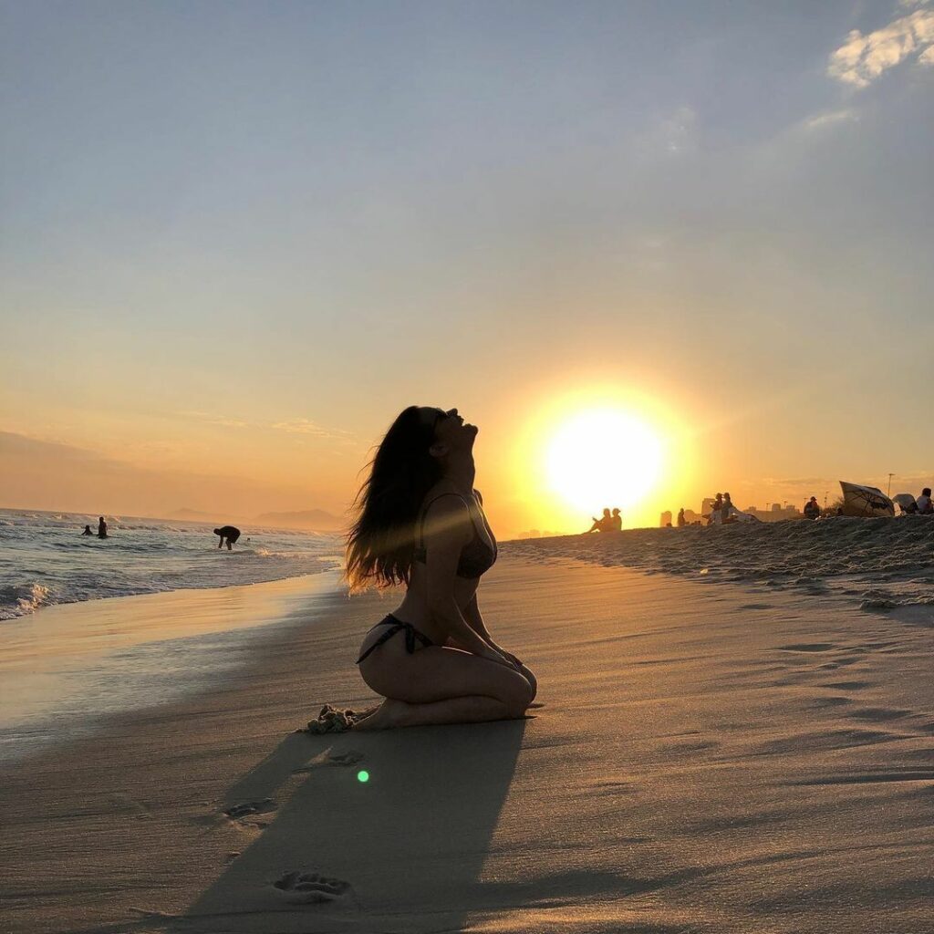 Karen Junqueira Feet (2 images)