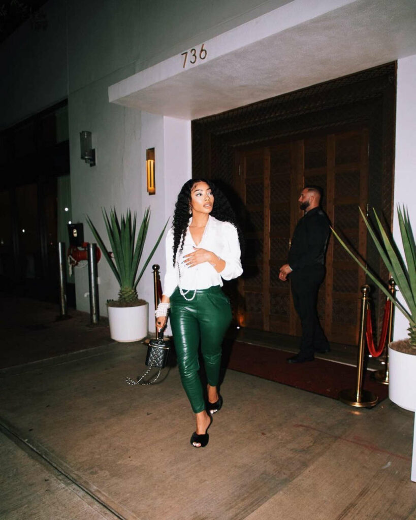 Tommie Lee Feet (3 sexy-photos)