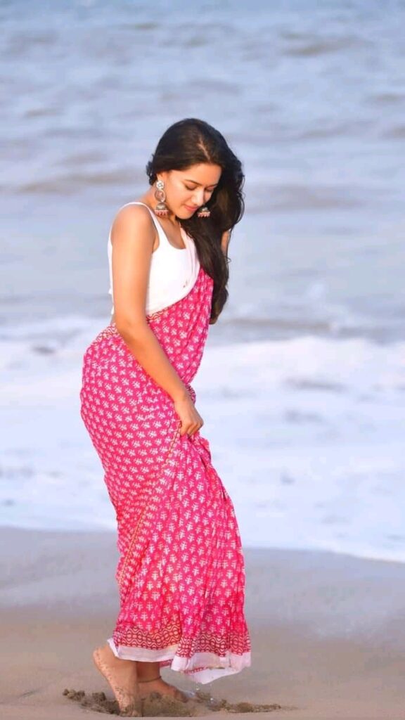 Mirnalini Ravi Feet (2 photos)