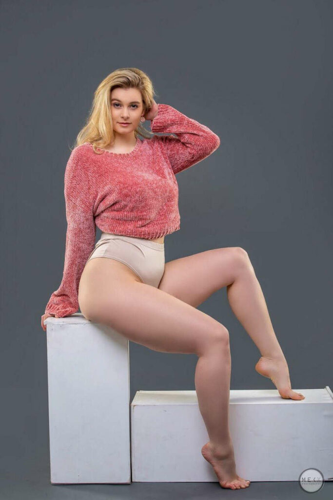 Natalie Deadman Feet (6 images)