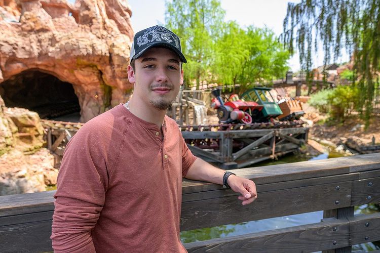 What happened to Noah Thompson on season 20 of American Idol?  Explore his wiki, age, girlfriend and net worth