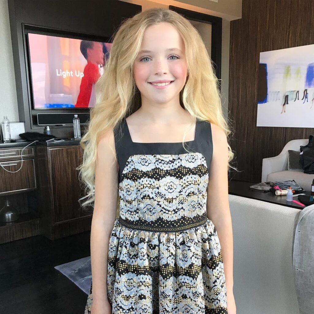 Cameron Seely Wiki, Age, Boyfriend, Career and Net Worth 2022