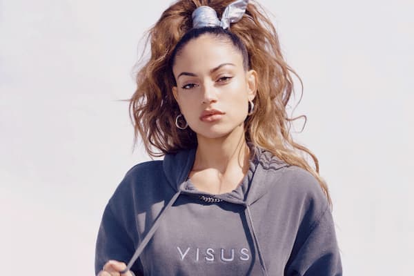 Inanna Sarkis Bio, Age, Family, Height, Boyfriend, Daughter, Net Worth