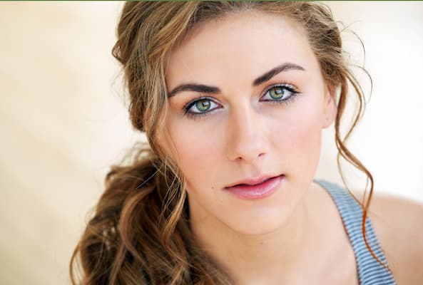 Perry Mattfeld Bio, Age, Family, Husband, Height, Net Worth