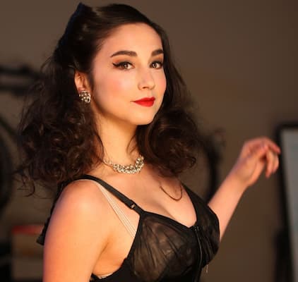 Molly Ephraim Bio, Age, Family, Boyfriend, Height, Net Worth