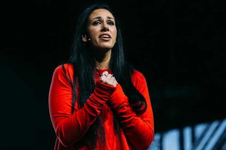 Jessica Hinn Bio, Age, Husband, Family, Wedding, Height, Net Worth