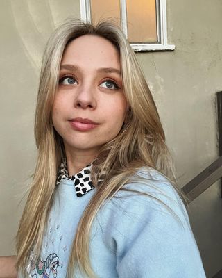 Does Anna Lore have a boyfriend?  More about her love life and relationship details