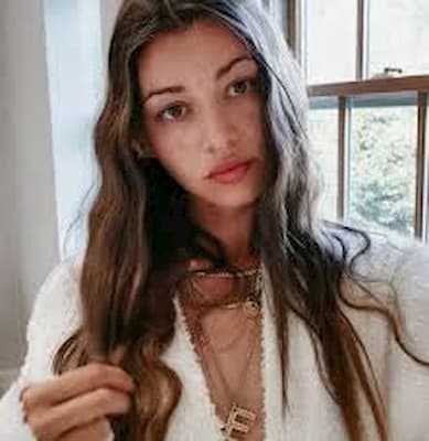 Eleanor Calder Bio, Age, Height, Parents, Net Worth, Salary, Instagram, Boyfriend