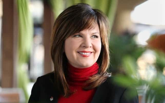 Linda Hurtado Bio, Age, Husband, Family, Height, Fox 13, Net Worth, Salary