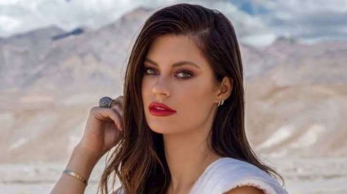 Hannah Stocking Bio, Age, Boyfriend, Songs, Family, Baby, Net Worth